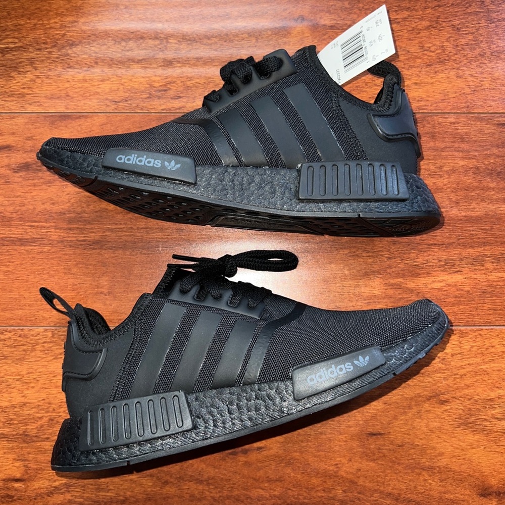 NWT adidas Originals NMD_R1 J Shoes new with tags size 7 in men size 8 in women